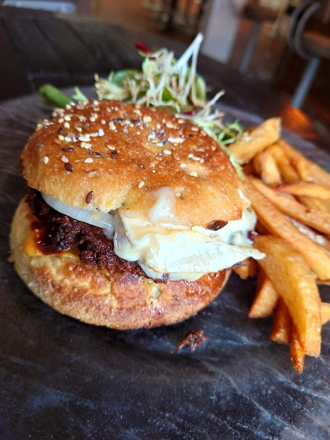 Le Burger Saint Martin, pain doré et frites maison