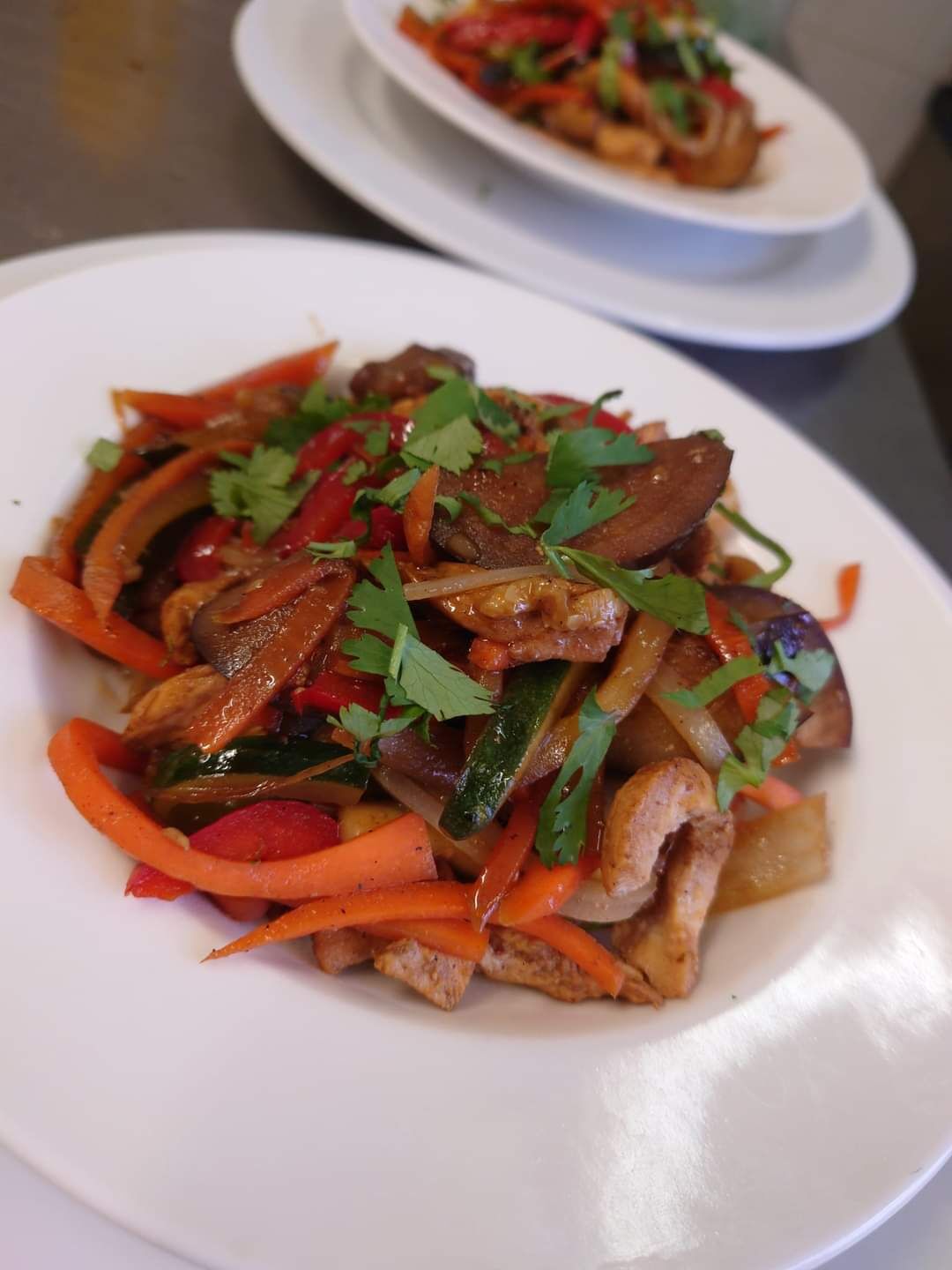 Une assiette de la maison, dressée avec soin