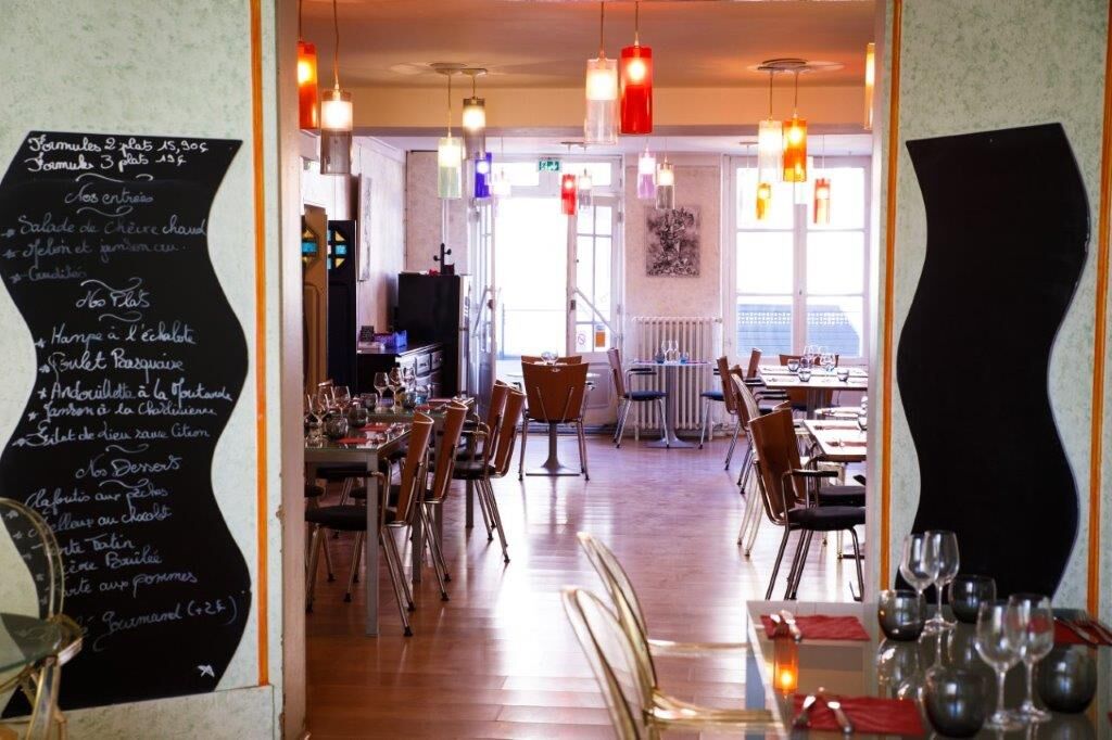 L'ardoise du menu du jour dans la salle du restaurant