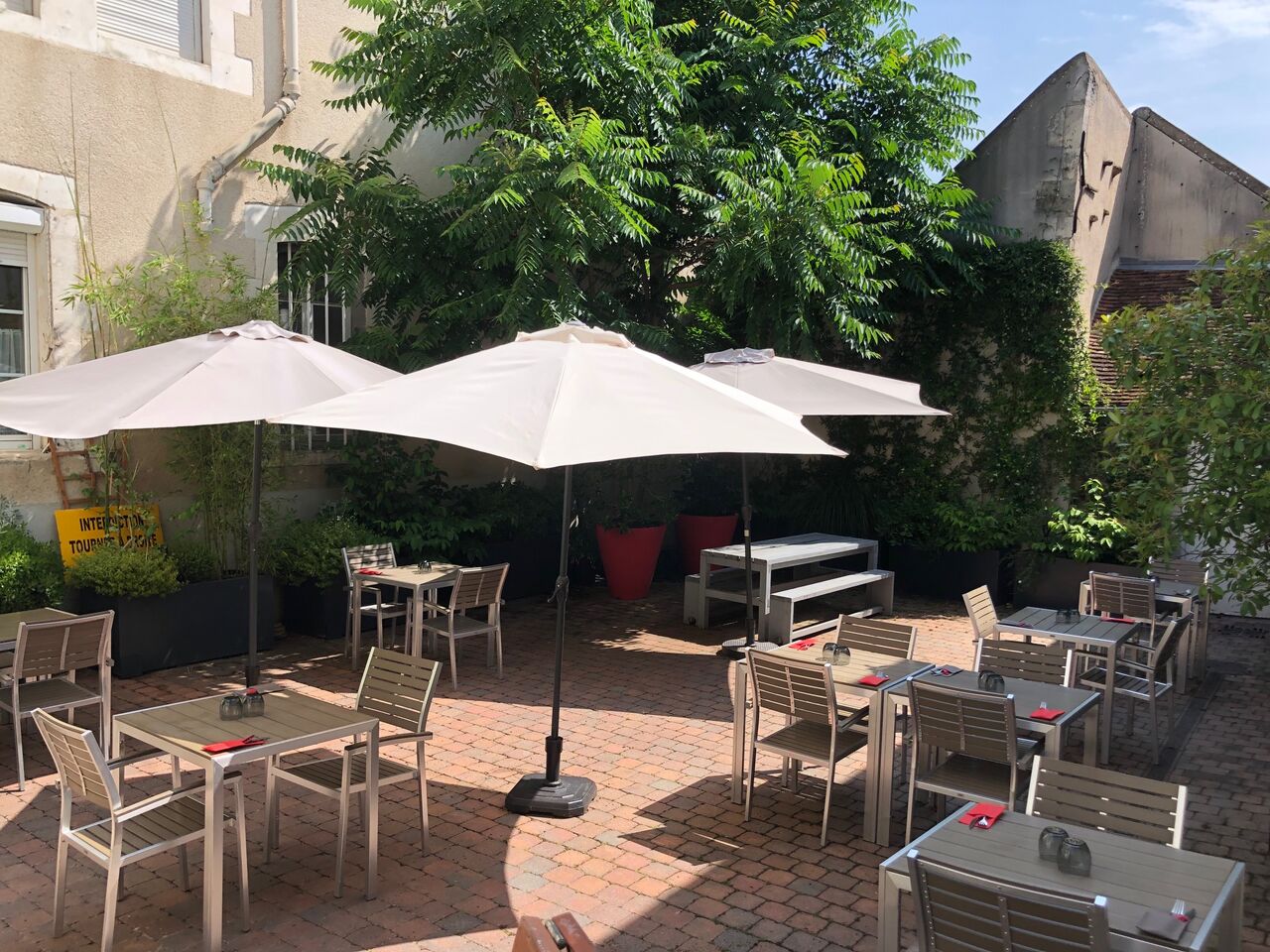 Détail de la terrasse au soleil avec parasols